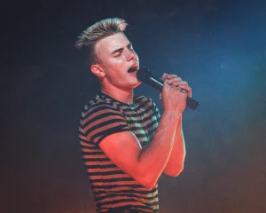 Take That's Gary Barlow singing into a microphone.